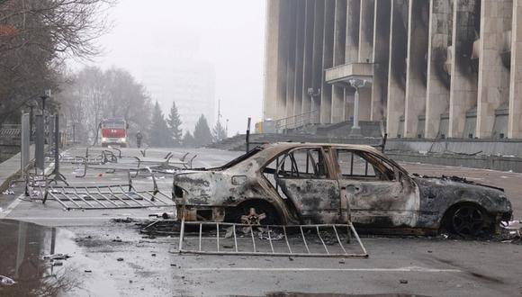 Un auto quemado en la ciudad de Almaty tras las protestas en Kazajistán.