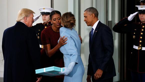 Michelle Obama, rodeada por Barack Obama y Donald J. Trump, saluda a Melania Trump en la Casa Blanca. (Foto: Archivo / Reuters)
