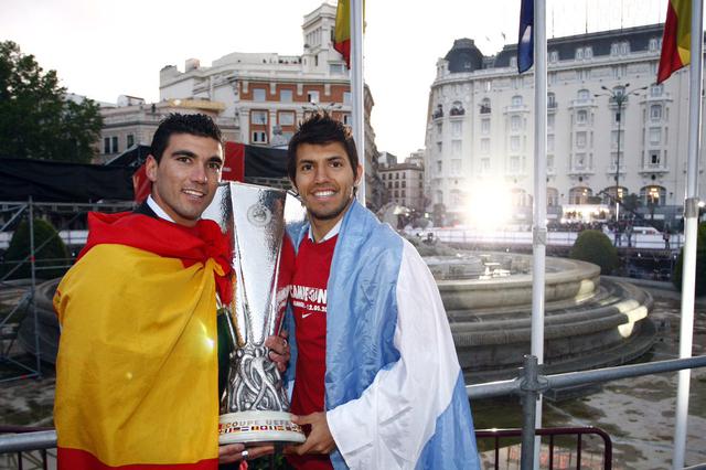 José Luis Reyes y Sergio Agüero celebrando la obtención de al Europa League con el Atlético Madrid. (Foto: Agencias)