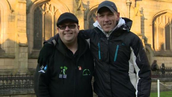 Roy Aspinall (izquierda) reconoció a su hermano en el patio de una iglesia en Wigan, en las afueras de Manchester, Reino Unido. (Foto: BBC)