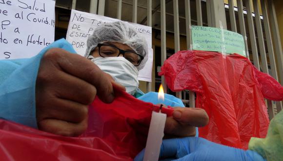 En la protesta las enfermeras, como Roxana Jara Linares (en la foto), elaboraron mandiles de plástico de manera artesanal. (Foto: Melissa Valdivia)