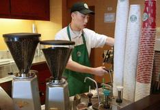 Barista de conocido café escribe "frijolero" en vasos de cliente latino