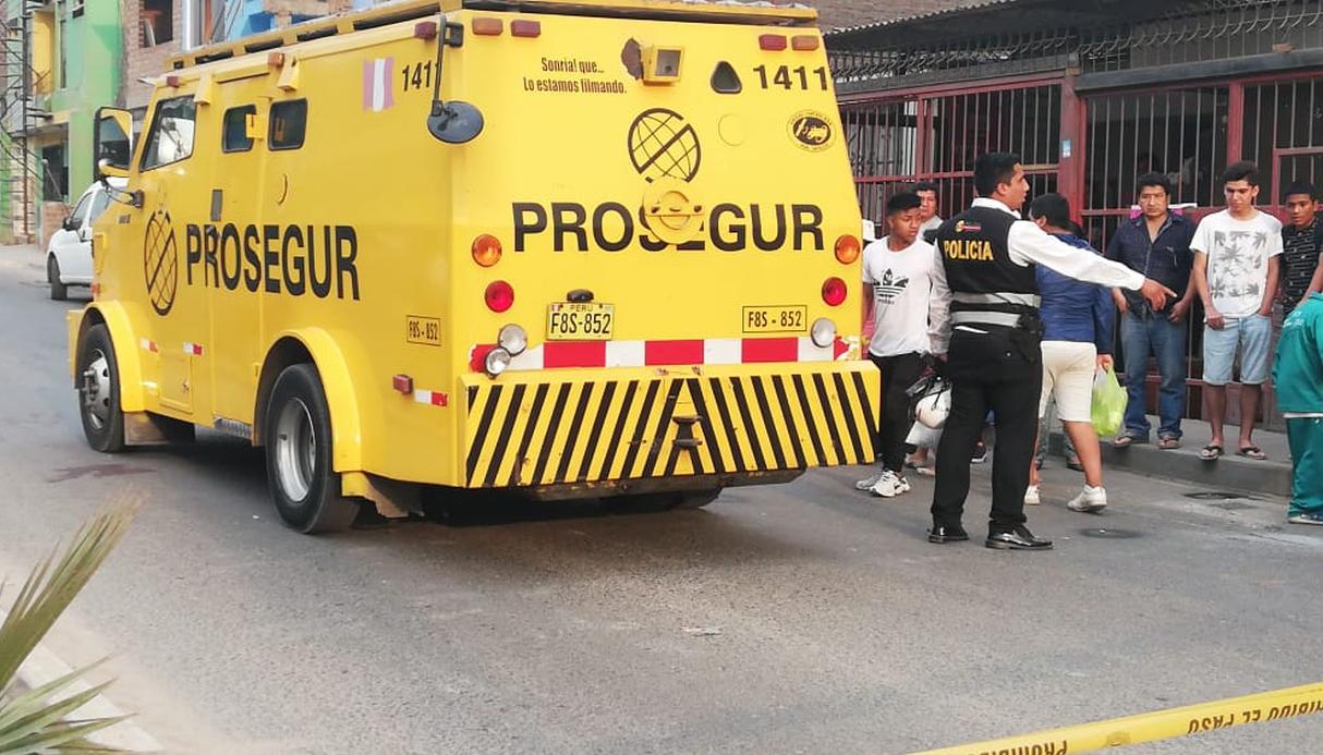 Delincuentes asaltaron a agentes de Prosegur que estaban abasteciendo un cajero automático.