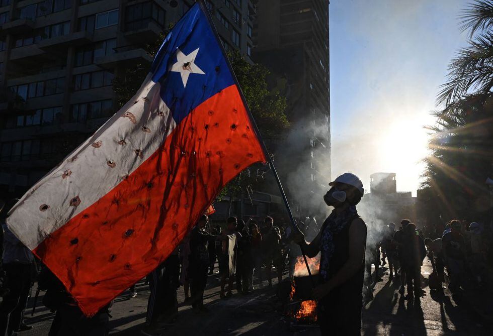 Durante la crisis social que comenzó el 18 de octubre, se han producido violentas protestas en las calles, saqueos e incendios. (AFP)