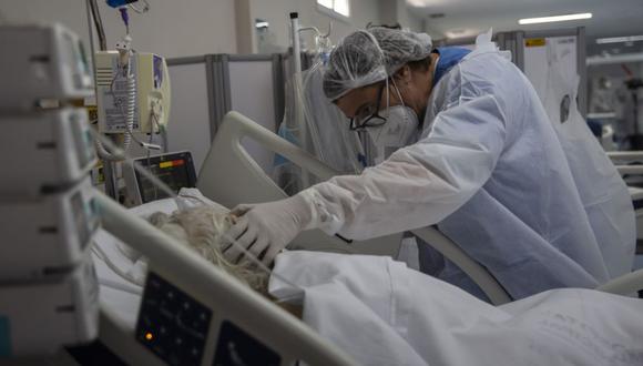 Un trabajador de la salud atiende a un paciente con COVID-19 en la unidad de cuidados intensivos del hospital Dr. Ernesto Che Guevara en Marica, Brasil. (Foto: AP/Bruna Prado)