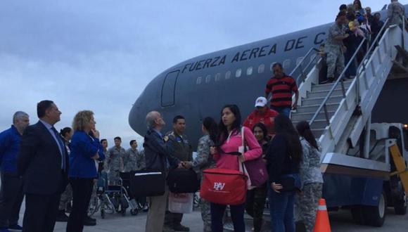 Las 88 personas que aterrizaron esta madrugada en Santiago a bordo de un avión de la Fuerza Aérea recibieron en el vuelo una guía de apoyo que incluye todos los trámites necesarios para instalarse en Chile. (Foto: Cancillería de Chile)