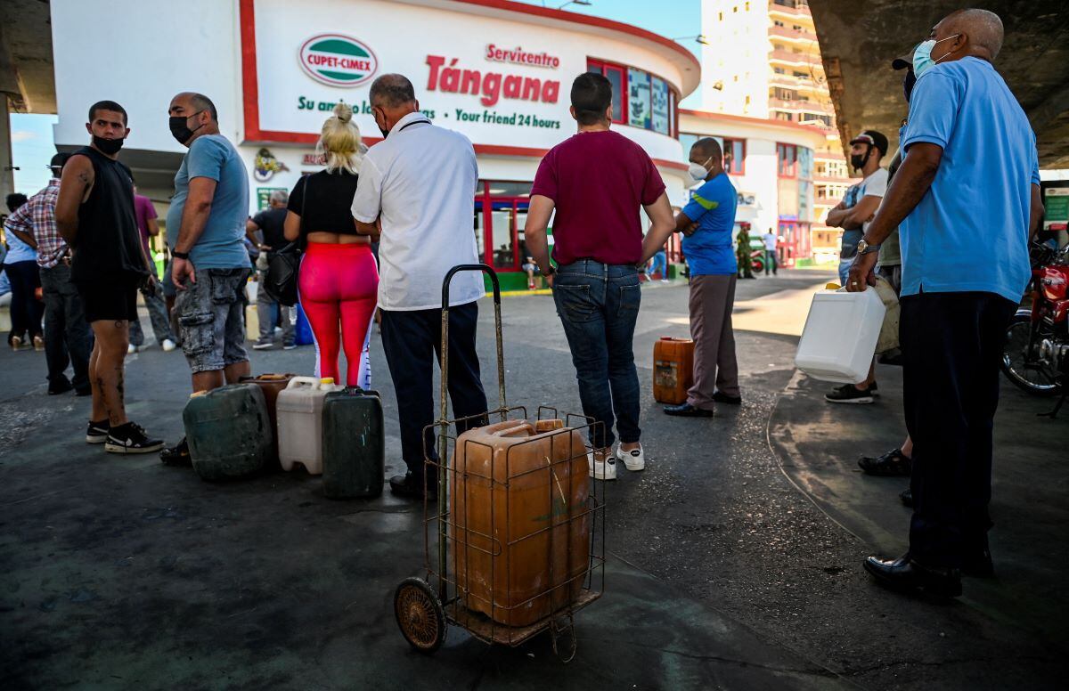 People queue to buy fuel at a gas station in Havana, on March 22, 2022. (YAMIL LAGE / AFP).
