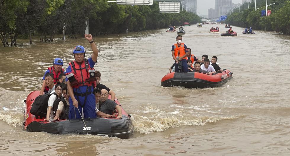 Varios vecinos son evacuados en botes de goma por una zona inundada en Zhuozhou, en la provincia norteña de Hebei, China, al sur de Beijing. (Foto: AP/ Andy Wong)