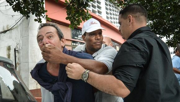El opositor cubano al gobierno, Yuri Valle Roca, es detenido por la policía cubana el 10 de diciembre de 2015 en La Habana durante una manifestación por el Día de los Derechos Humanos. FOTO AFP/ADALBERTO ROQUE (Foto de ADALBERTO ROQUE / AFP)