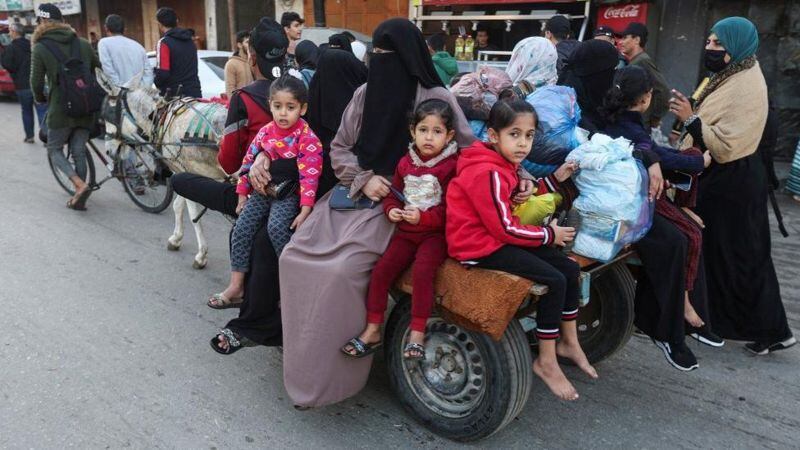 Displaced Palestinians in Khan Younis in the southern Gaza Strip tried to return home on Friday during the temporary truce between Hamas and Israel.  (REUTERS/IBRAHEEM ABU MUSTAFA).
