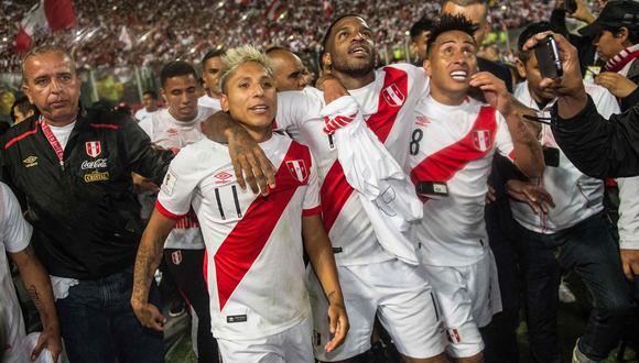 Raúl Ruidíaz, Jefferson Farfán y Christian Cueva podrían ser titulares con Perú en el arranque de las Eliminatorias. (Foto: AFP).