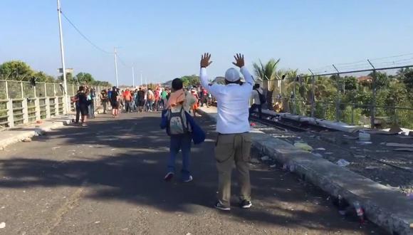 La presencia de unos dos mil migrantes, la mayoría nicaragüense, en espacios públicos desde hace semana y media en el pueblo de Tecún Umán causó molestias en los locales, quienes terminaron desalojándolos. (Captura de video)