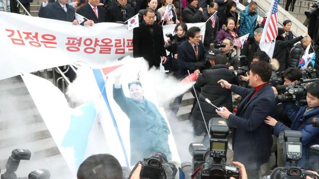 La policía investigará a los manifestantes, de acuerdo con la agencia de noticias Yonhap. La Agencia de Policía Metropolitana de Seúl indicó que de momento no podían confirmar el reporte. (Foto: AFP)