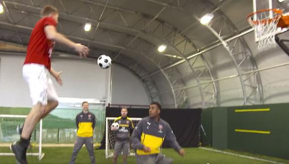 Las acrobáticas canastas de los futbolistas del Arsenal [VIDEO]