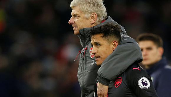 Alexis Sánchez confesó que llamó en privado a Arsene Wenger cuando se enteró de su salida del Arsenal. En otras cosas lo felicitó por su extraordinaria carrera en los banquillos. (Foto: Reuters)