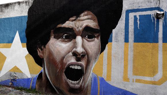 Mural con el rostro del futbolista argentino Diego Maradona en el vecindario de La Boca, en Buenos Aires, el día de su muerte. Foto: Alejandro Pagni / AFP)