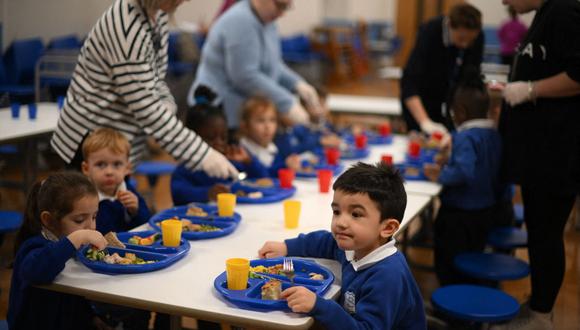 La asociación Child Poverty Action Group calcula que 800.000 niños pobres de Inglaterra no pueden optar a comidas escolares gratuitas.
