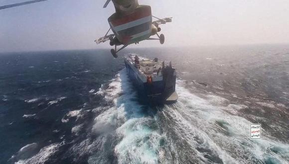 Foto de archivo tomada desde un helicóptero sobre un barco en el mar Rojo. (Foto: HOUTHI MILITARY MEDIA)