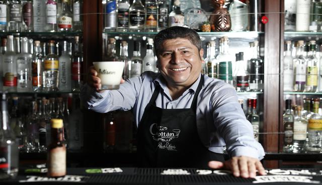 Roberto Meléndez, propietario del bar Capitán Meléndez. Roberto empezó como barman en 1987. Su padre, Felipe Meléndez, fue su maestro. (Foto: Perú21)