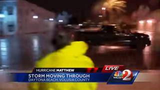 Salió a manejar desafiando al huracán Matthew [VIDEO]