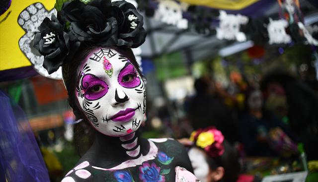 Los rostros de la gran procesión de calaveras en Ciudad de México. (AFP)<br>