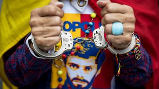 Jóvenes exponen ideas de Leopoldo López tras 4 añosde detención