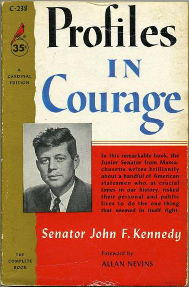 Durante su recuperación tras las intervenciones escribió el libro "Perfiles de Coraje" donde narra ocho situaciones donde senadores arriesgaron sus cargos por defender sus principios. El libro gana un premio Pulitzer en 1957. (JFK Library)