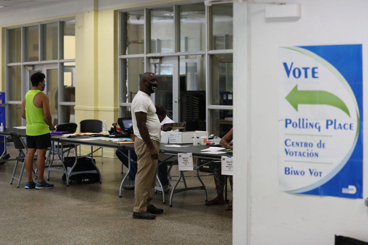 Los votantes se preparan para llenar sus boletas el día de las elecciones primarias en Miami, Florida. (AFP/Joe Raedle).