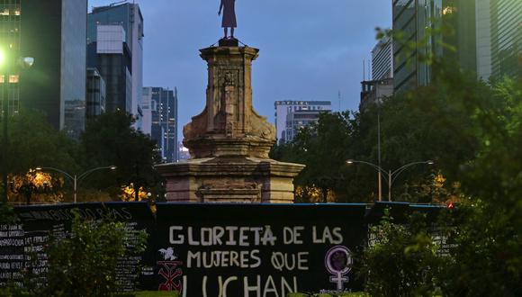 Una estatua en honor a las "Mujeres que luchan" colocada por colectivos feministas en la rotonda de la Avenida Paseo de la Reforma, de donde fue retirada la efigie de Cristóbal Colón, en la Ciudad de México. (PEDRO PARDO / AFP).