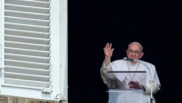 El papa Francisco saluda desde la ventana del palacio apostólico con vista a la plaza de San Pedro durante la oración semanal del Ángelus el 4 de junio de 2023 en el Vaticano. (Foto de Vincenzo PINTO / AFP)