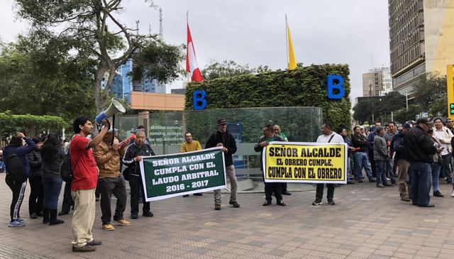 Trabajadores del municipio de Miraflores protestaron frente al local Municipal para reclamar adelanto de pagos.