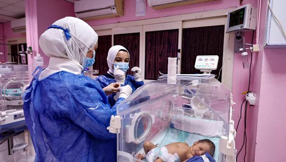 Médicos egipcios brindan atención a bebés palestinos prematuros, recientemente evacuados de la Franja de Gaza, en un hospital de al-Aris, en la gobernación del Sinaí del Norte de Egipto, el 22 de noviembre de 2023. (Foto de Khaled DESOUKI / AFP)