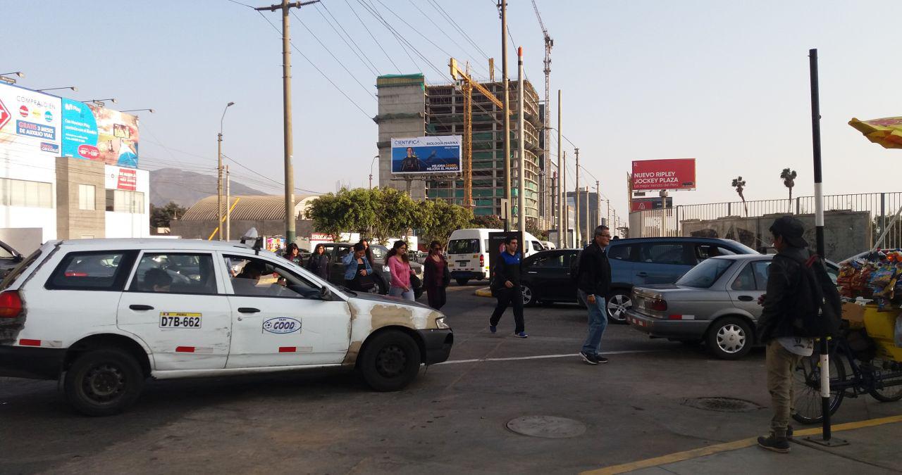 En algunos casos, se veía congestión vehicular en los ingresos a los centros comerciales y alrededores. Los ingresos peatonales, así como las colas para realizar pagos también se encontraban congestionados. (Foto: El Comercio)