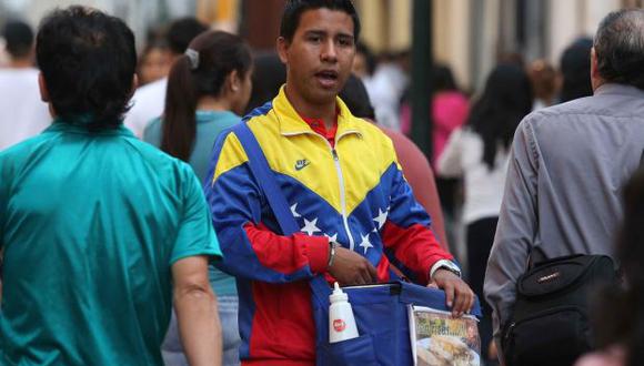 Cientos de venezolanos trabajan vendiendo arepas en el Perú. (Foto: EFE)