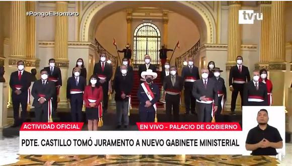 Presidente Pedro Castillo posa para la foto oficial con su flamente gabinete liderado por Mirtha Vásquez