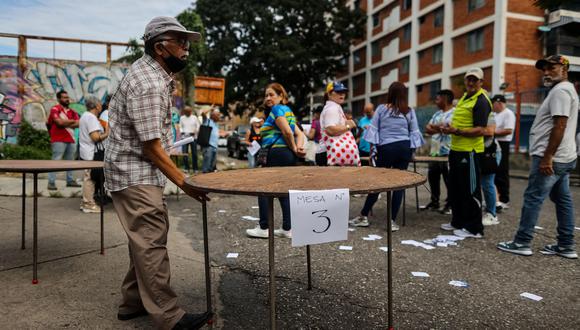 Ciudadanos asisten a los puestos de votación para emitir su voto en las elecciones primarias de la oposición en Venezuela. (EFE/ Miguel Gutiérrez).