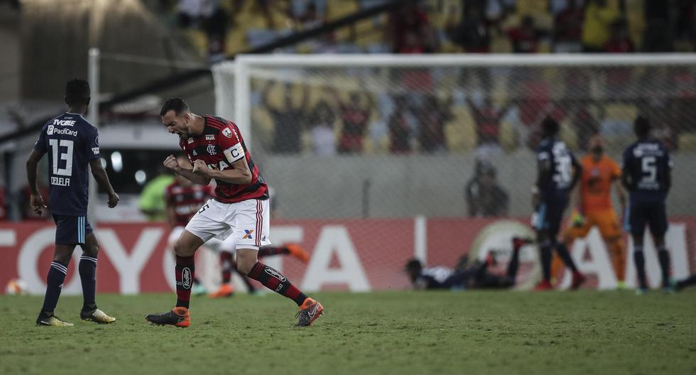 Flamengo consiguió clasificarse en la Copa Libertadores tras imponerse al Emelec. | Foto: EFE