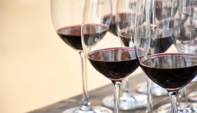 Es antigrasa. El vino tinto activa al gen Sirt1, que impide la formación de nuevas células de grasa y ayuda a eliminar a las existentes. Los efectos de beber vino moderadamente hacen que se reduzca la obesidad y el sobrepeso al envejecer. (Foto: Shutterstock)