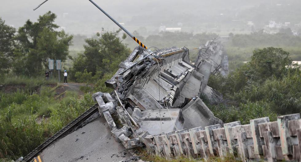 El puente Gaoliao se derrumbó después de que un terremoto de magnitud 6,9 ​​azotara el municipio de Yuli, en el condado de Hualien, Taiwán. (EFE/EPA/RITCHIE B. TONGO).