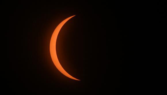 La Luna comienza a eclipsar al Sol durante el eclipse solar total en Mazatlán, estado de Sinaloa, México, el 8 de abril de 2024. (Foto de MARIO VAZQUEZ / AFP).