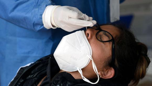 Un trabajador de la salud con equipo de protección recolecta un hisopo nasal para una prueba de Covid-19 en la Ciudad de México. (Foto: AFP / ALFREDO ESTRELLA).
