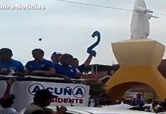 César Acuña: le arrojaron un huevo durante recorrido en Piura