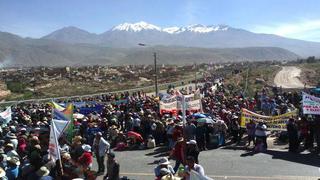 Pobladores del cono norte de Arequipa bloquean vía en primer día de paro