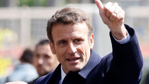 El presidente de Francia, Emmanuel Macron, y candidato para la reelección saluda a sus simpatizantes en Le Touquet. (LUDOVIC MARIN / AFP).