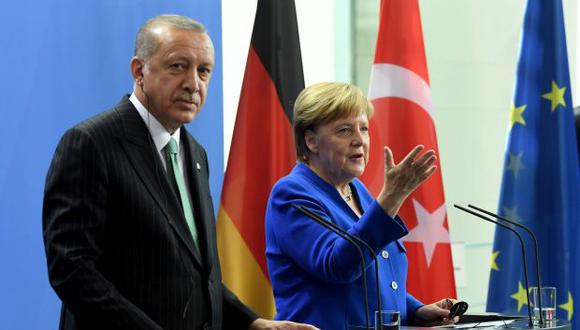 El presidente de Turquía, Recep Tayyip Erdogan, y la canciller alemana, Angela Merkel, ofrecen una rueda de prensa conjunta, en Berlín, Alemania. (Fuente: EFE)