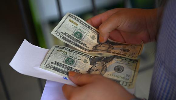 El precio del dólar se situaba en 21,7020 pesos en México este martes. (Foto: AFP)