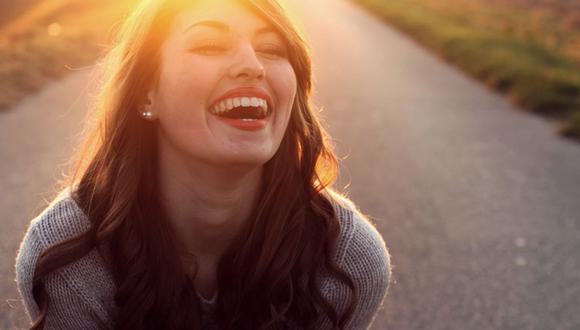 Mujer feliz: Seis razones por las que reírse es bueno | VIU ...