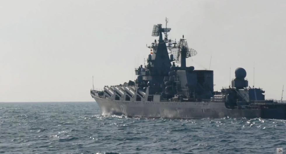 Una imagen fija tomada de un video publicado el 18 de febrero de 2022 por el servicio de prensa del Ministerio de Defensa de Rusia muestra al crucero de misiles de la Marina rusa Moskva participando en un ejercicio en el Mar Negro, frente a la costa de Crimea. (EFE).
