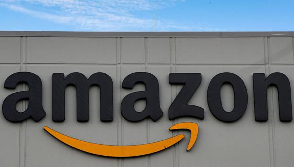 El logotipo de Amazon se ve fuera de su centro de distribución JFK8 en Staten Island, Nueva York, EE.UU.
