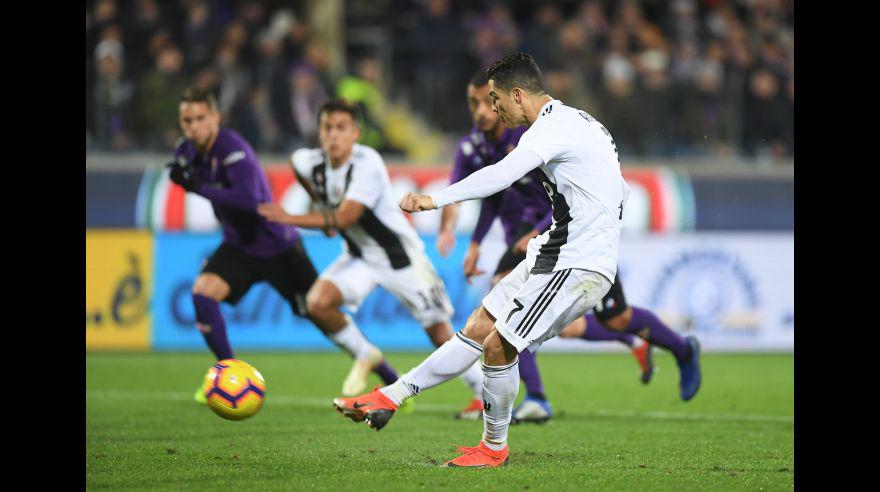Juventus vs. Fiorentina: Cristiano Ronaldo marcó el 3-0 con este derechazo imposible de atajar. Las postales del gol del 'CR7'. (Foto: AFP).